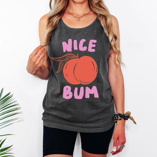 Funny Peach Tank Top – “Nice Bum” Comfort Colors Shirt, Cute Summer Workout Graphic Tee, Cheeky Fruit Pun Tank