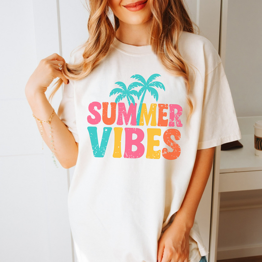 Summer Vibes T-Shirt – Comfort Colors Beach Shirt for Women – Retro Palm Tree Summer Graphic Tee – Bright Color Vacation Shirt